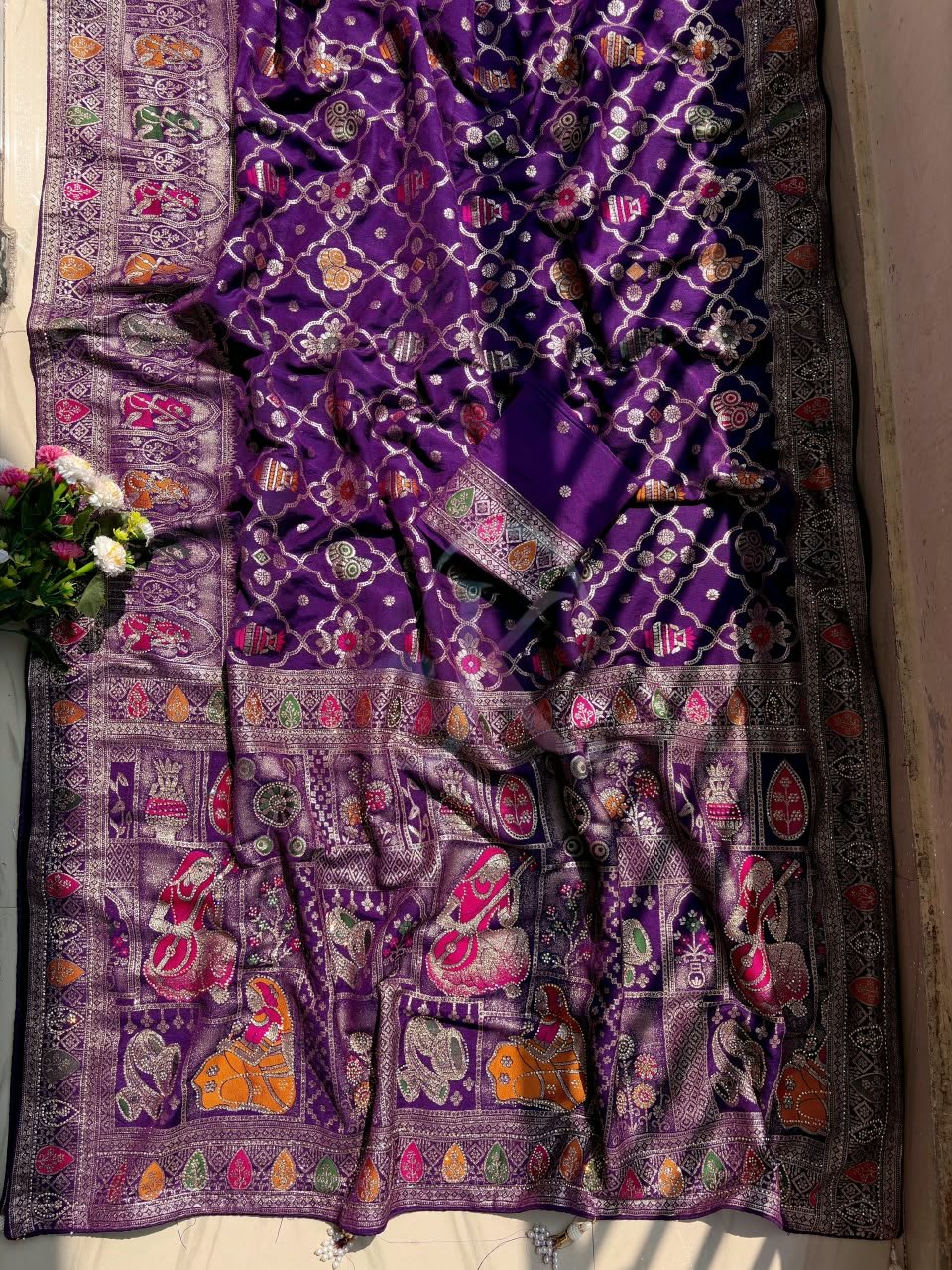 Dola Viscose Weaving Saree with Meenakari Pallu 2 A vibrant red and rani Dola Viscose saree with intricate Meenakari weaving, heavy Jarkhan work, and a rich decorative pallu.