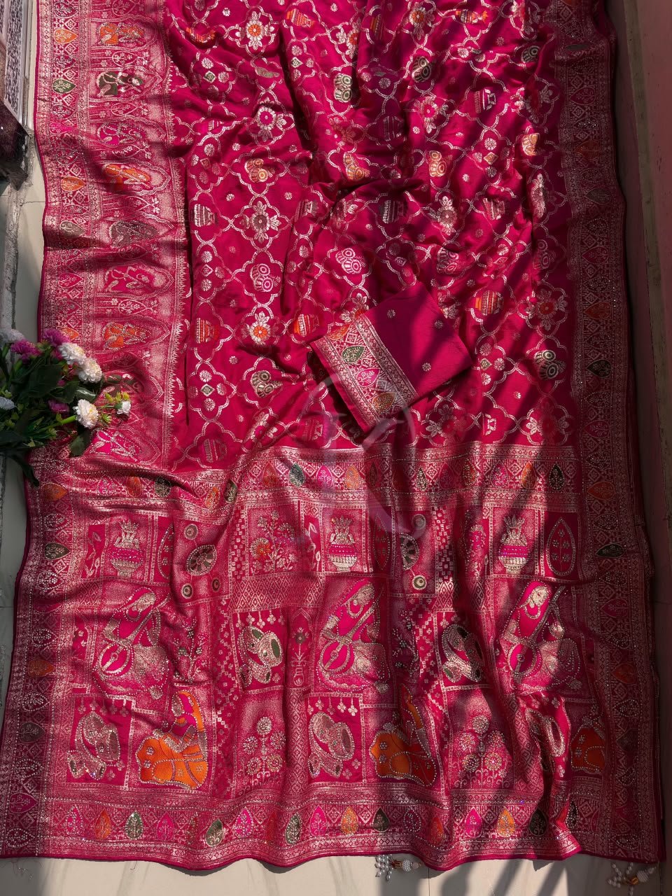 Dola Viscose Weaving Saree with Meenakari Pallu 3 A vibrant red and rani Dola Viscose saree with intricate Meenakari weaving, heavy Jarkhan work, and a rich decorative pallu.