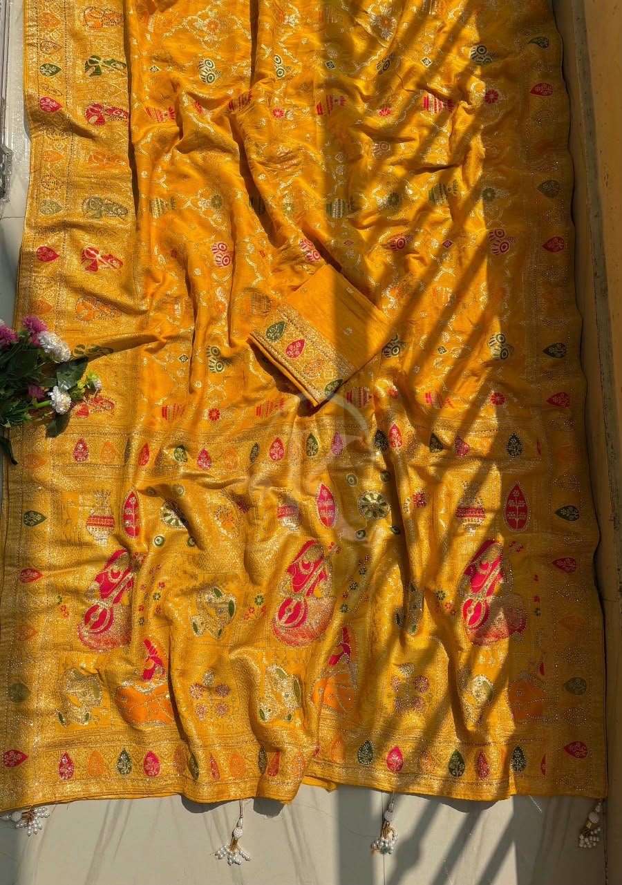 Dola Viscose Weaving Saree with Meenakari Pallu 4 A vibrant red and rani Dola Viscose saree with intricate Meenakari weaving, heavy Jarkhan work, and a rich decorative pallu.