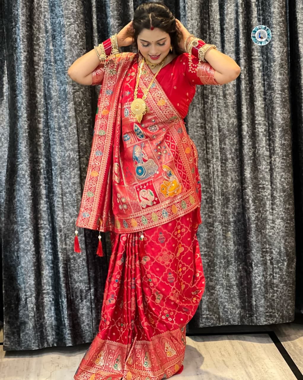 Dola Viscose Weaving Saree with Meenakari Pallu 6 A vibrant red and rani Dola Viscose saree with intricate Meenakari weaving, heavy Jarkhan work, and a rich decorative pallu.