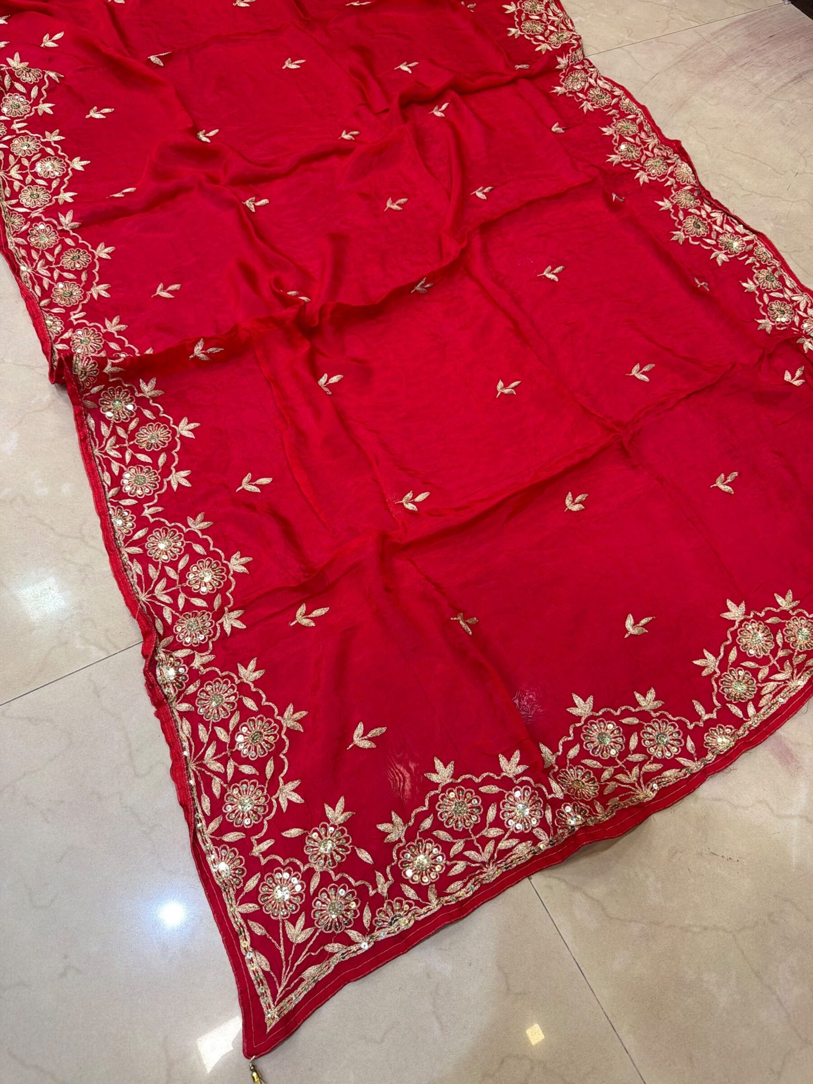 Pure Ho Silk Saree with Elegant Handwork | Kanha Saree 4 A beautiful purple Pure Ho silk saree adorned with delicate gold handwork embroidery along the borders and on the body.